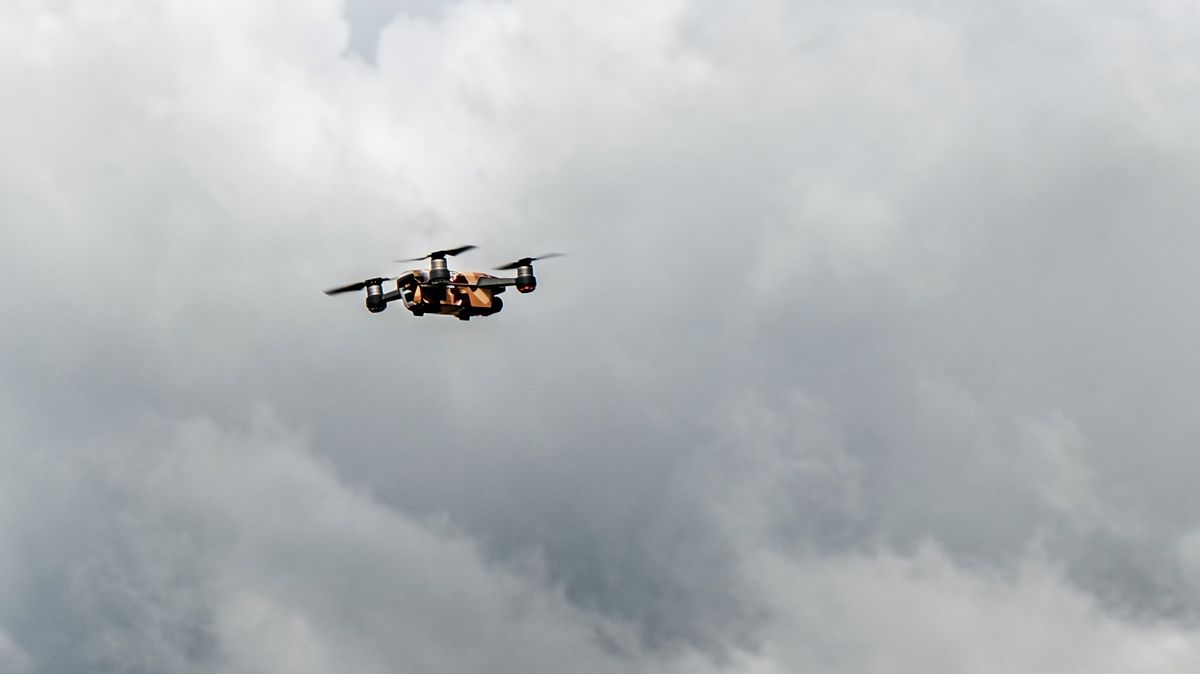 „Zůstaňte doma,“ ozývá se z policejních dronů v Madridu